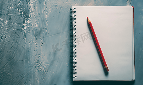 用红铅笔打开空的笔记本
