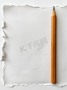木制彩色铅笔和空白白色撕纸