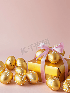 复活节金蛋礼盒和粉红色背景的装饰品