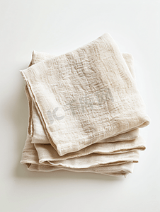 亚麻织物摄影照片_白色背景顶视图上的折叠米色亚麻毛巾