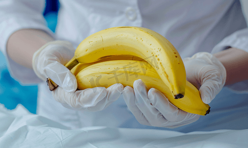 病人在病床上近距离剥香蕉