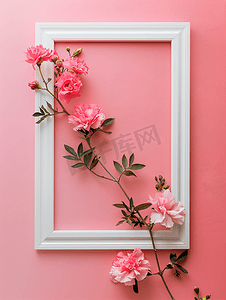 相框模版摄影照片_白色相框粉红色背景上有花朵