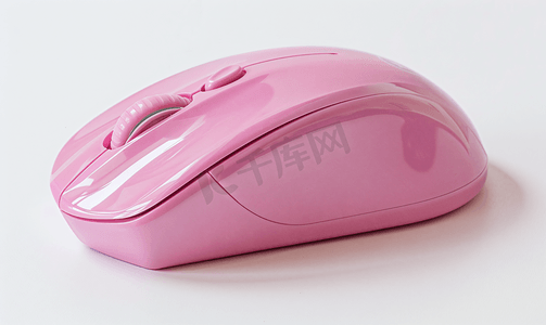 粉红色的无线电脑鼠标被孤立在白色背景上计算机硬件前视图