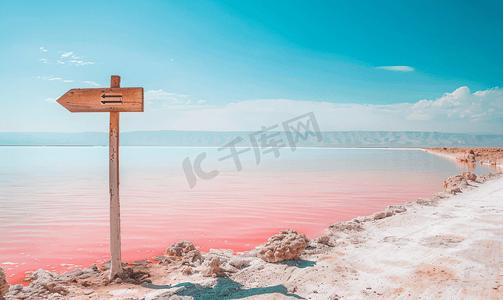 阳光明媚的日子伊朗设拉子标示马哈鲁盐湖与风景秀丽的粉红盐湖全景