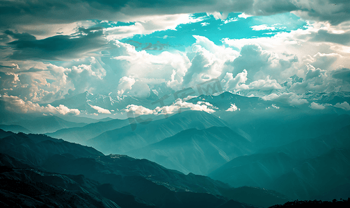 喜马拉雅山脉与北孟加拉邦多云的天空
