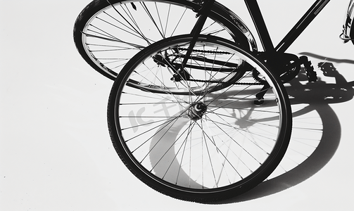 自行车后部阴影的黑白照片