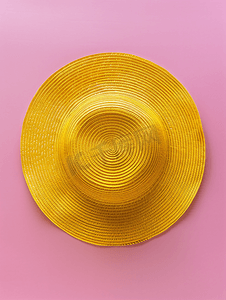 黄色复古草帽顶视图粉红色背景上带有复制空间夏季概念