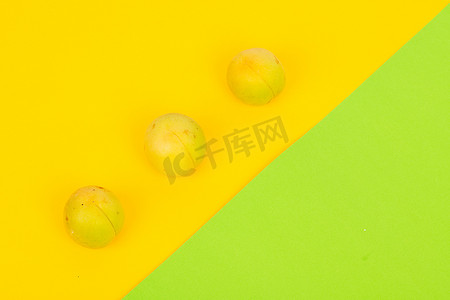 黄绿拼色背景三个杏