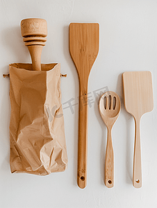 木制厨房用具锤子擀面杖叉子小铲和生态纸袋