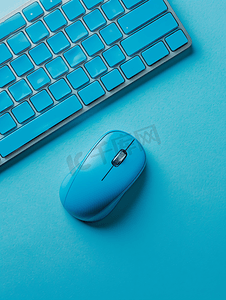 蓝色背景上的计算机鼠标和键盘的顶视图