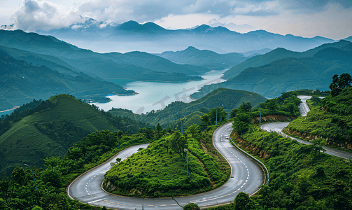 透明奶茶杯摄影照片_赛里木湖周围蜿蜒的山路很美
