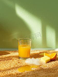一杯橙汁掉在地毯上饮料洒在地板上海绵和洗涤剂