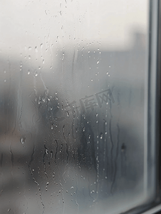 玻璃与水蒸气雾流动窗户与水滴雾玻璃