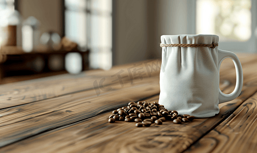 木桌上放着一袋咖啡豆的咖啡杯