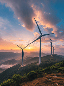 泰国日落时山上的风力涡轮机