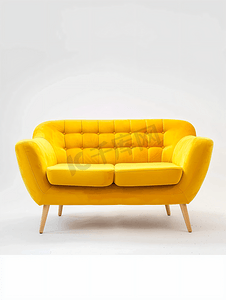 白色背景上木腿上的黄色沙发