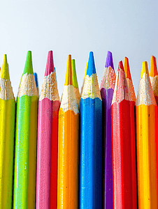 白色背景上的彩色铅笔回到学校概念
