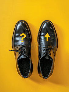 黑色商务鞋黄色前向箭头和问号问题概念