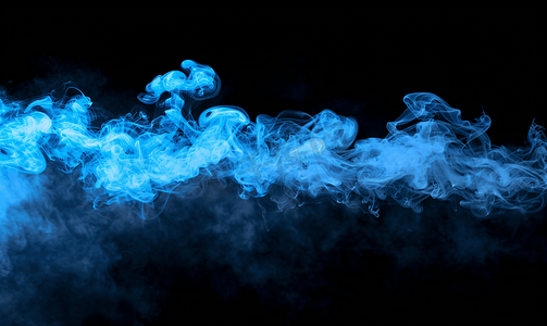 黑色背景上蓝色的舞台烟雾