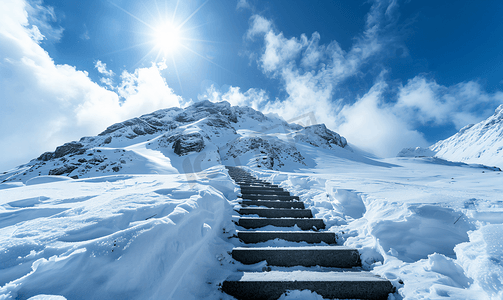 通往白雪覆盖的山顶的楼梯