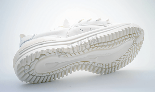 白色背景上白色聚氨酯运动鞋鞋底运动鞋聚酯纤维