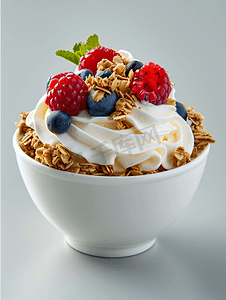 自制酸奶碗配上新鲜浆果和营养丰富的格兰诺拉麦片