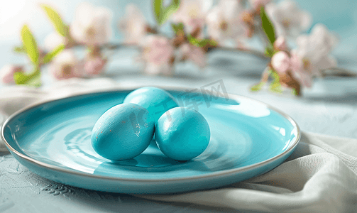 标题装饰可爱摄影照片_蓝色盘子在桌子上复活节彩蛋装饰春天