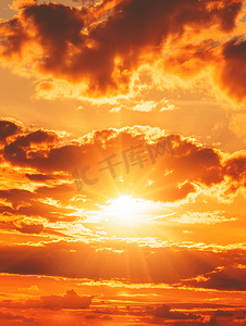 柔和美丽摄影照片_明亮的橙色日落天空背景柔和的彩云软焦点