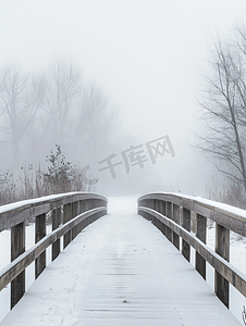 守护一座城摄影照片_冬天有雾的早晨一座可见的木桥
