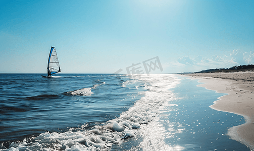夏日蓝色背景摄影照片_波兰波罗的海的夏日蓝色景观与风帆冲浪者