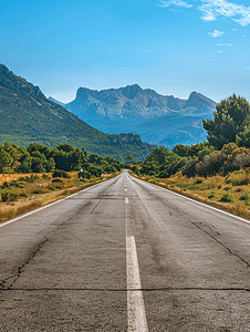 西班牙平静的风景可以看到地平线上的比利牛斯山脉和一条空荡荡的道路