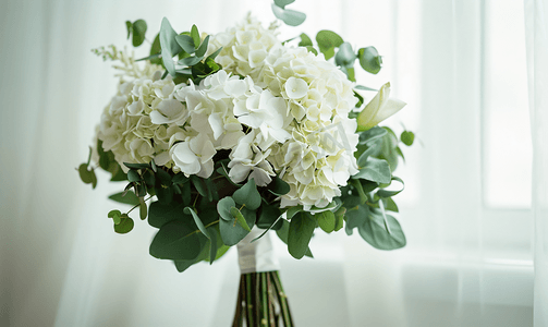 精致的婚礼花束白色绣球花和绿色植物特写