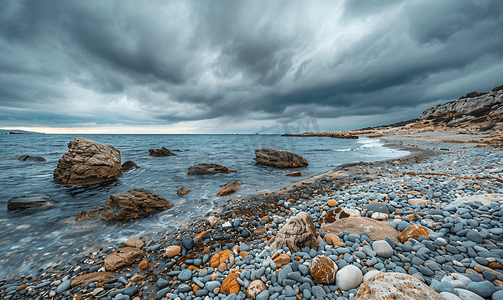 西班牙阴天的空旷岩石海滩景观