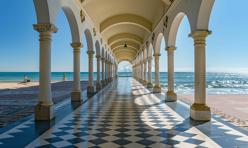 温暖的夏日西班牙阿利坎特著名的原始海滨拱廊