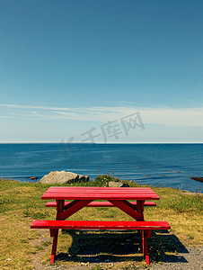 加拿大新斯科舍省海滨公园的红色野餐桌