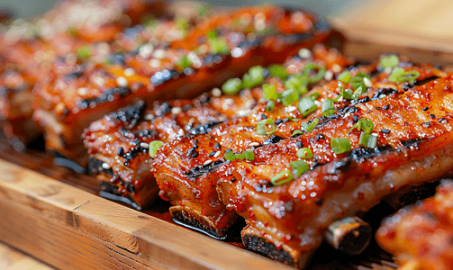 韩式快餐菜单摄影照片_韩式烤猪肉盘