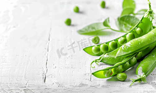 白木背景上的食品概念新鲜绿豌豆荚