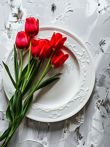 节日餐桌布置白色盘子和郁金香