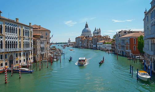 意大利威尼斯大运河与圣玛丽亚德拉萨卢特大教堂