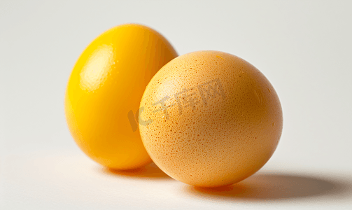 小环摄影照片_两个黄色的小鸡蛋