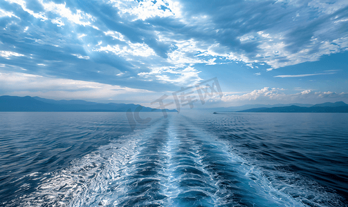 平静的海面摄影照片_爱琴海早晨的游轮轨道海面平静天空多云