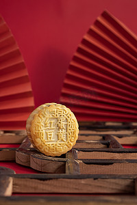 中式餐厅宣传海报摄影照片_月饼美食中秋节中式海报