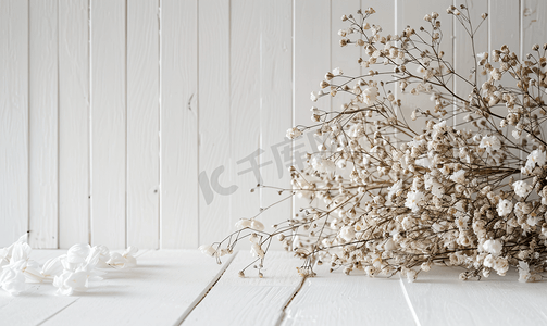 平面自然摄影照片_白木上的干白花