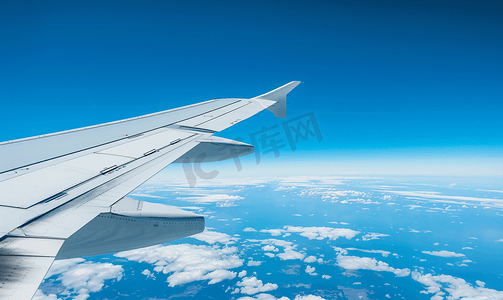 航空机翼摄影照片_在蓝天的飞机机翼