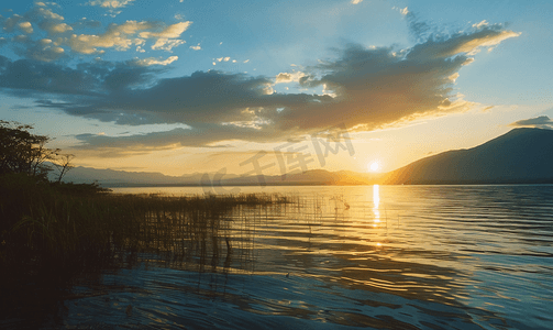 亚马逊湖在日落赤道