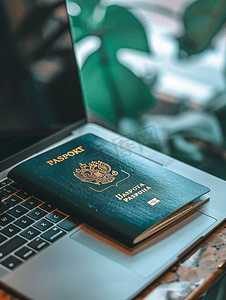 技术移民摄影照片_笔记本电脑键盘上的乌兹别克斯坦护照在线注册顶视图
