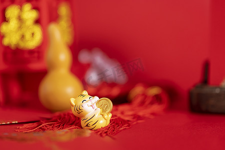 小老虎创意春节红色海报