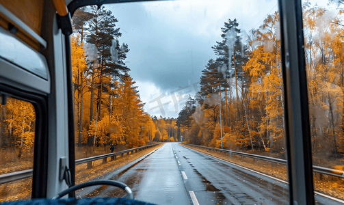 透过巴士车窗欣赏道路和秋季森林的景色公路旅行