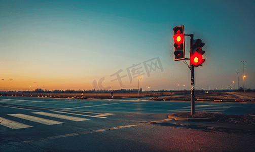 十字路口的红色现代交通灯