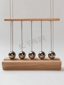白色背景商业概念牛顿摇篮上的平衡球